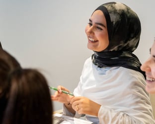 Azubi im Gespräch mit Team.