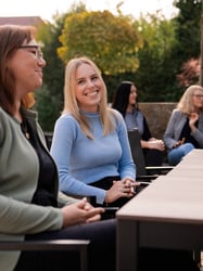 Trainee mit Kollegen und Kolleginnen in der Mittagspause.