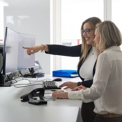 Studentin und Mitarbeiterin arbeiten am Höhenverstellbaren Schreibtisch.