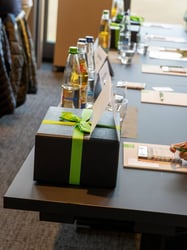 Willkommensbox eines Trainees am Kennenlerntag 2025.