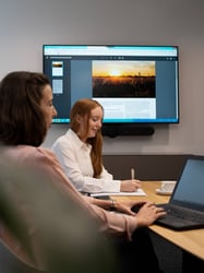 Studentin im Meeting mit Ausbildungsbetreuerin..