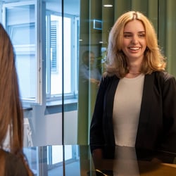 Studentin im Gespräch mit anderen Nachwuchskräften.