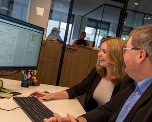 Ausbildungsleiter und Studentin am Arbeitsplatz arbeiten in Programm.