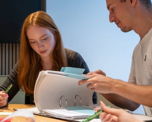 Dual Studierende beim lernen bei der LGG.