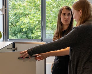 Dual Studierende im Gespräch.