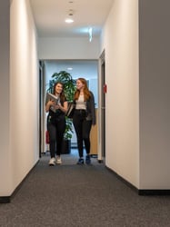 Zwei Dual Studierende holen Akten.