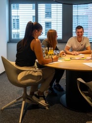 Nachwuchskräfte lernen gemeinsam im Meetingsraum.