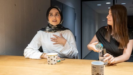 Zwei Mitarbeiter am Besprechungszimmertisch