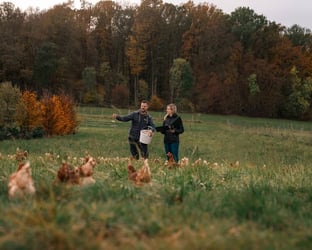 Trainee mit Mandant im Außendienst auf dem Hühnerhof.