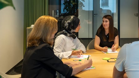 Azubis gemeinsam im beim lernen im Meetingraum.