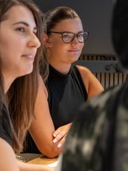 Nachwuchskräfte im Meeting.