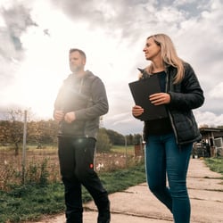 Eine Mitarbeiterin mit Mandant im Außendienst.