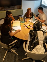 Azubis gemeinsam beim Lernen im Meetingsraum.