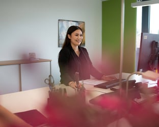 Azubi am Arbeitsplatz im Büro.