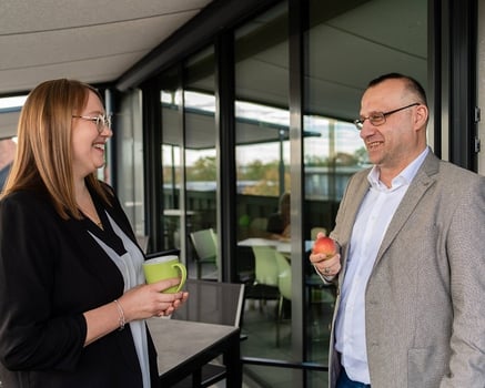 Mitarbeitende in der Pause auf der Dachterrasse.