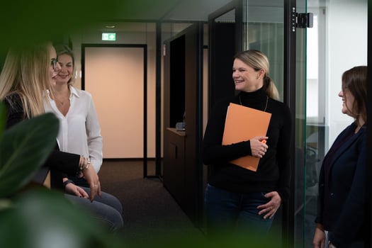 Ein paar Mitarbeiterinnen stehen in der Pause zusammen.