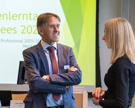 Geschäftsführer im Gespräch mit Trainee