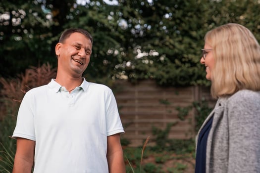 Mitarbeiter im Gespräch mit Kollegin.