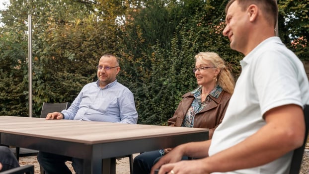 Mitarbeitende sitzen gemeinsam in der Mittagspause..