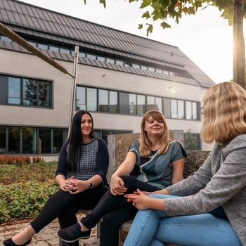 Mitarbeitende in der Mittagspause in der Niederlassung Stuttgart Birkach.