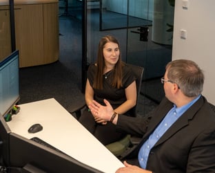 Ausbildungsleiter beantwortet fragen einer Studierenden.