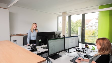 Trainee mit Tutorin im Innendienst bei der LGG.