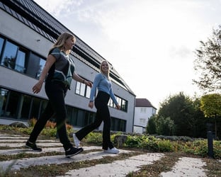 Trainee und Tutorin gemeinsam am Standort in Stuttgart Birkach.