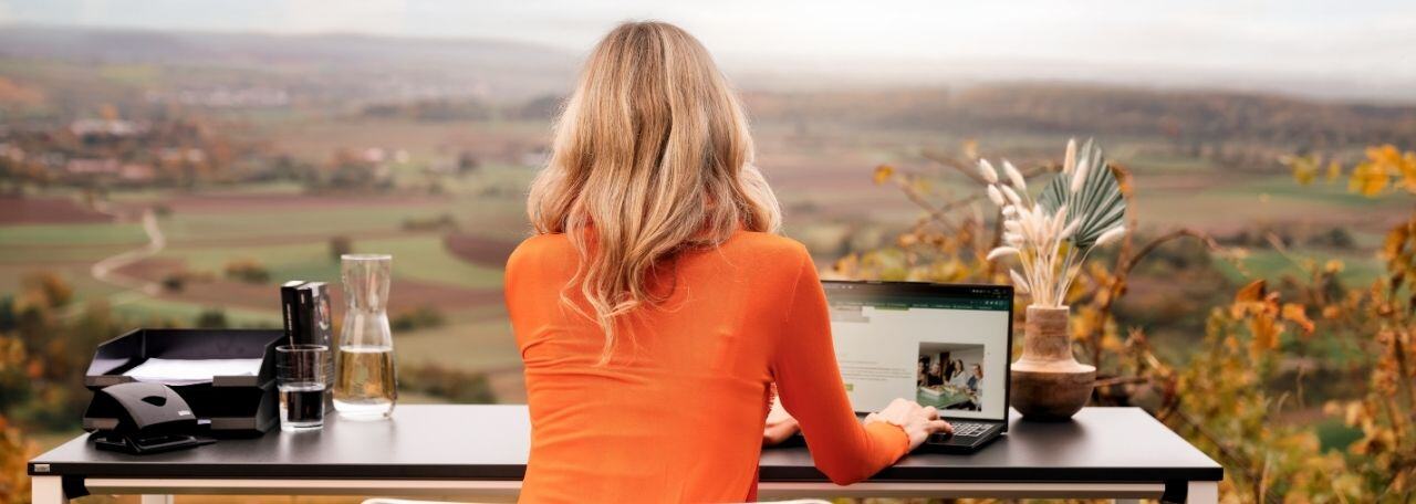 Person sitzt am PC und reicht ihre Bewerbung ein.