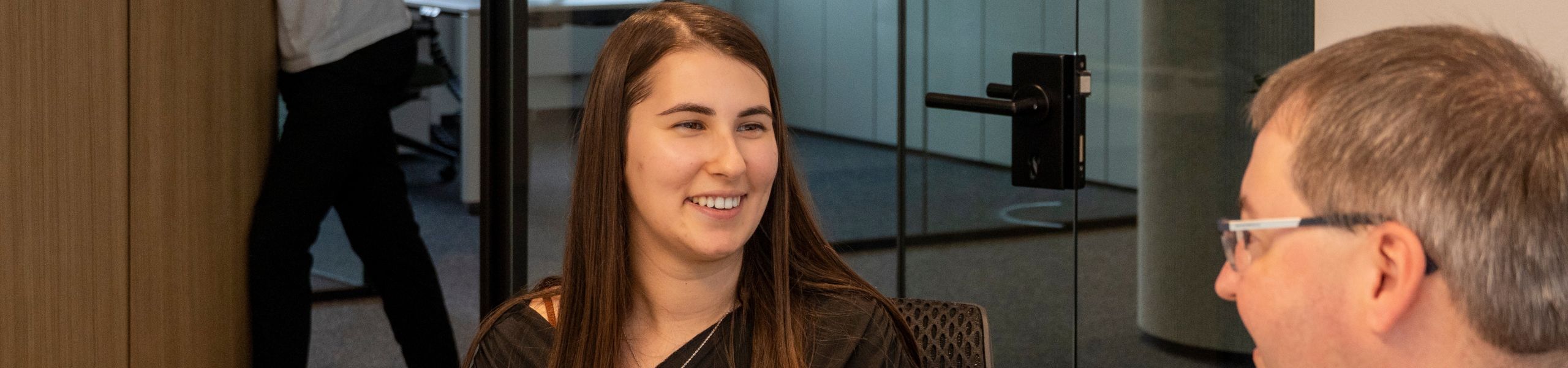 Studentin im Gespräch mit Ausbildungsleiter.