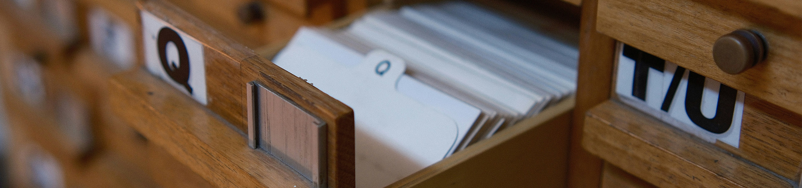 Nahaufnahme eines Karteikartenschrank mit geöffneter Schublade des Buchstaben Q